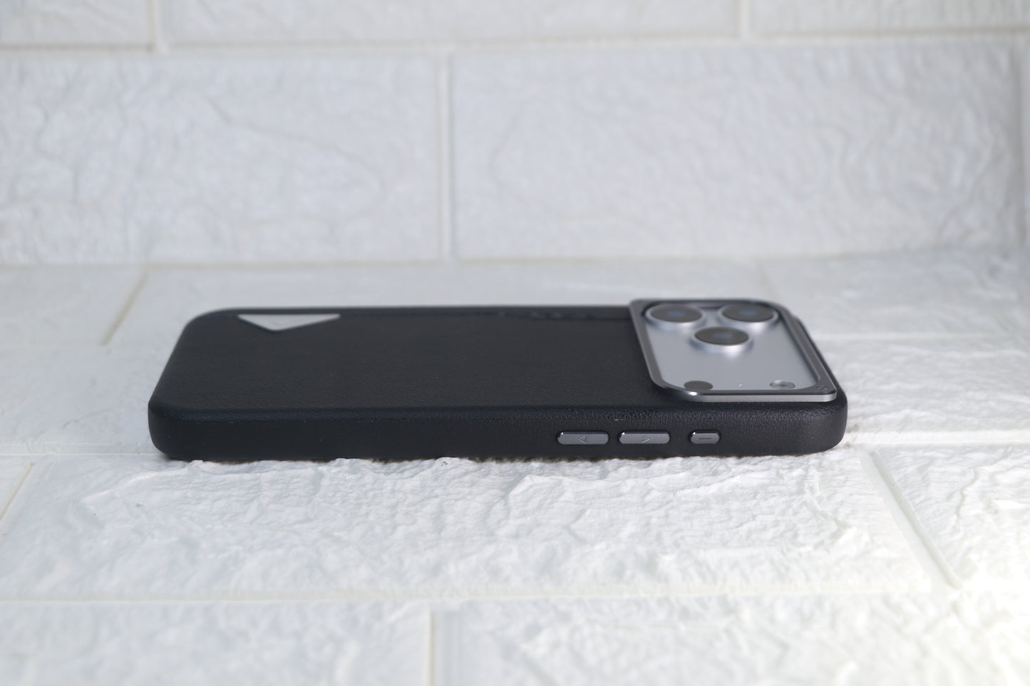 KK Baron Leather — iPhone 17 Pro