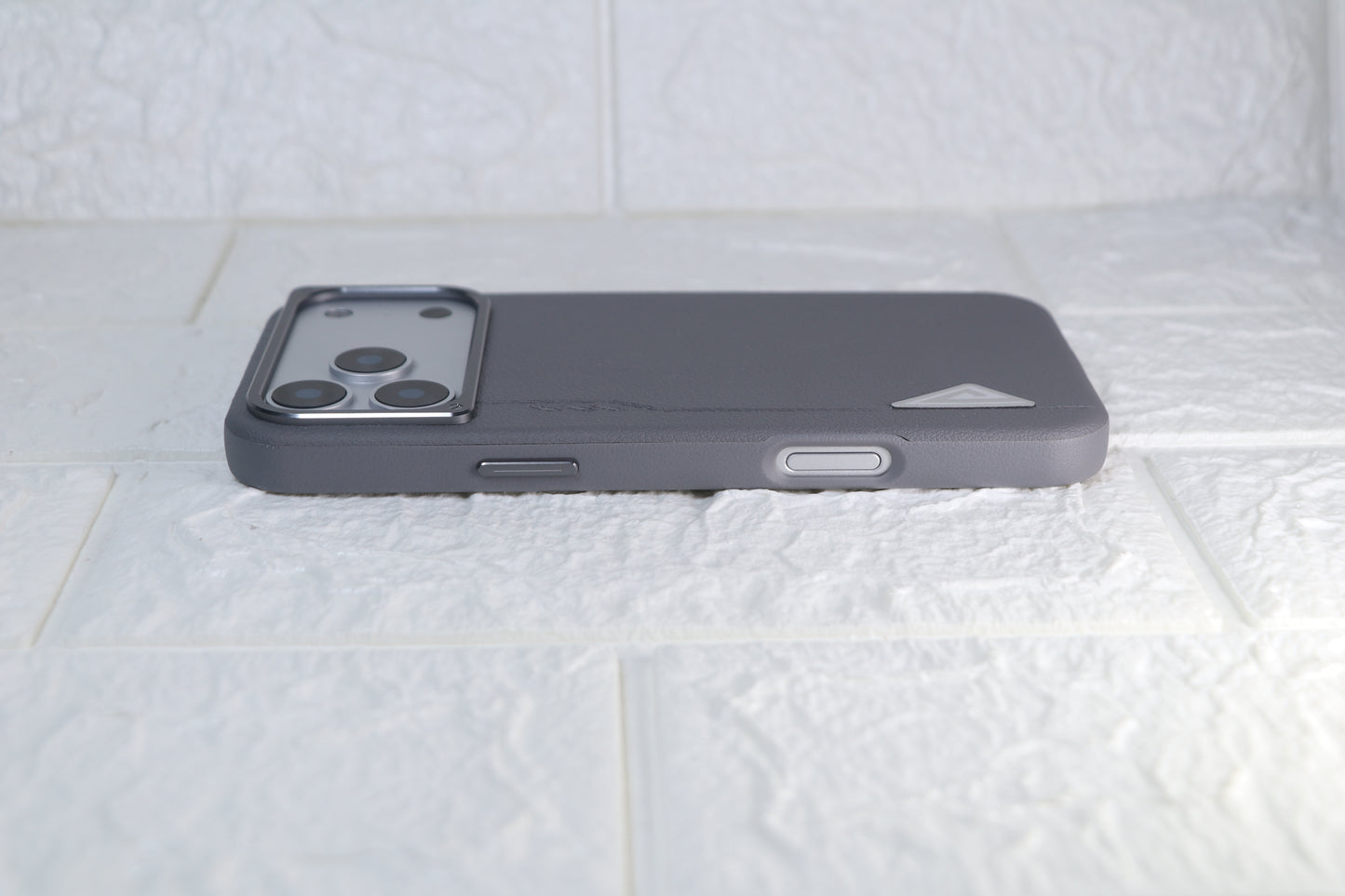 KK Baron Leather — iPhone 17 Pro