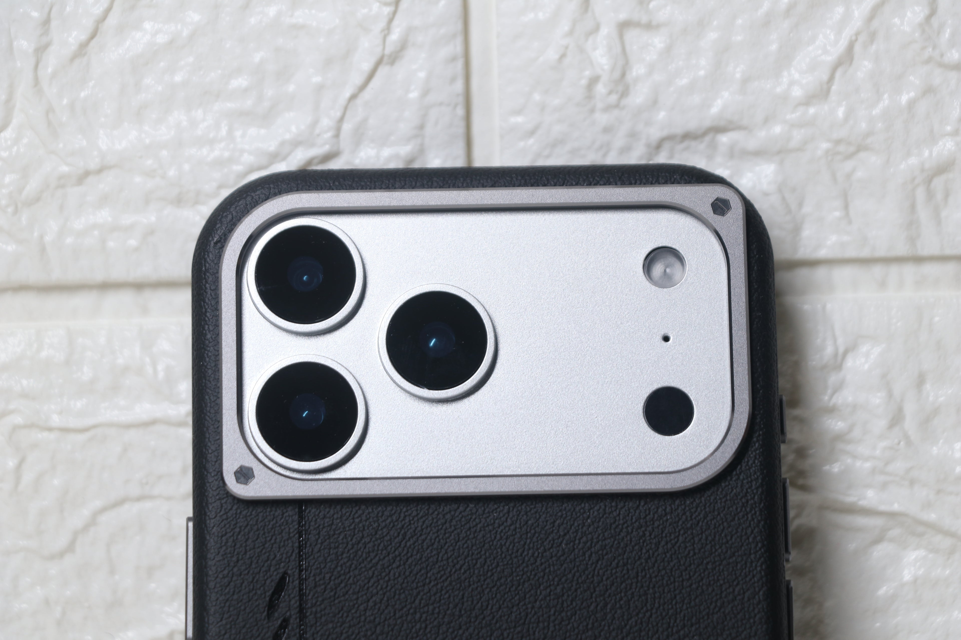 KK Baron Leather — iPhone 17 Pro